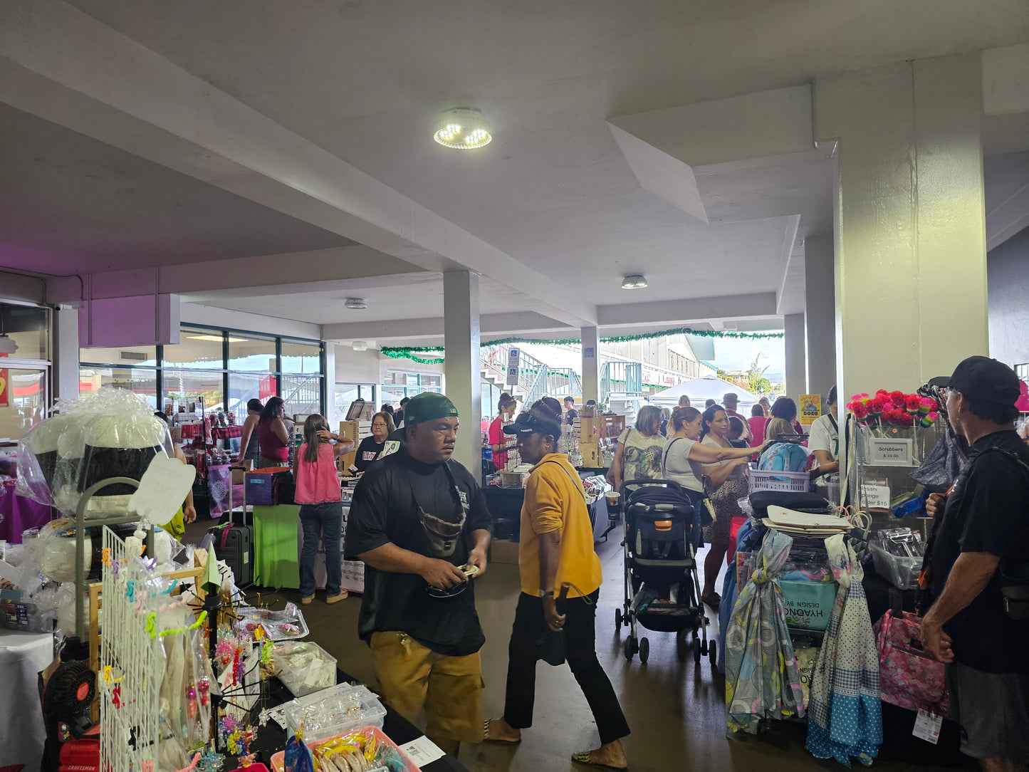 Pearl City Shopping Center  Parade Craft and Gift Fair